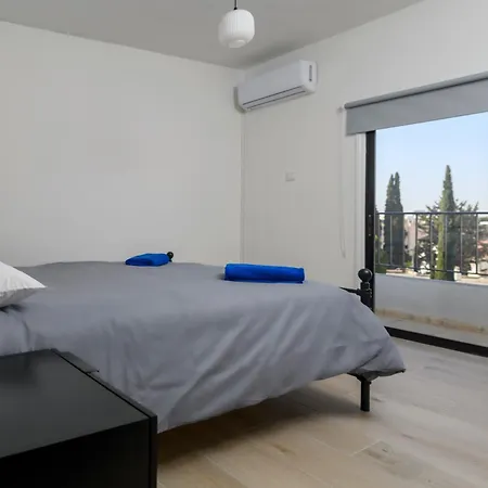 Апартаменти Ollies 3 Bedroom Ларнака