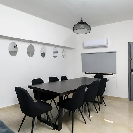 Апартаменти Ollies 3 Bedroom Ларнака