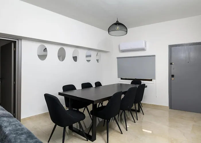 Апартаменти Ollies 3 Bedroom Ларнака